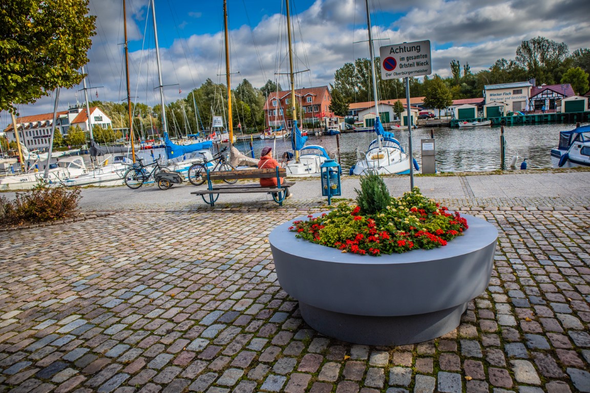 Large pots and plants on the terrace - Greenspired