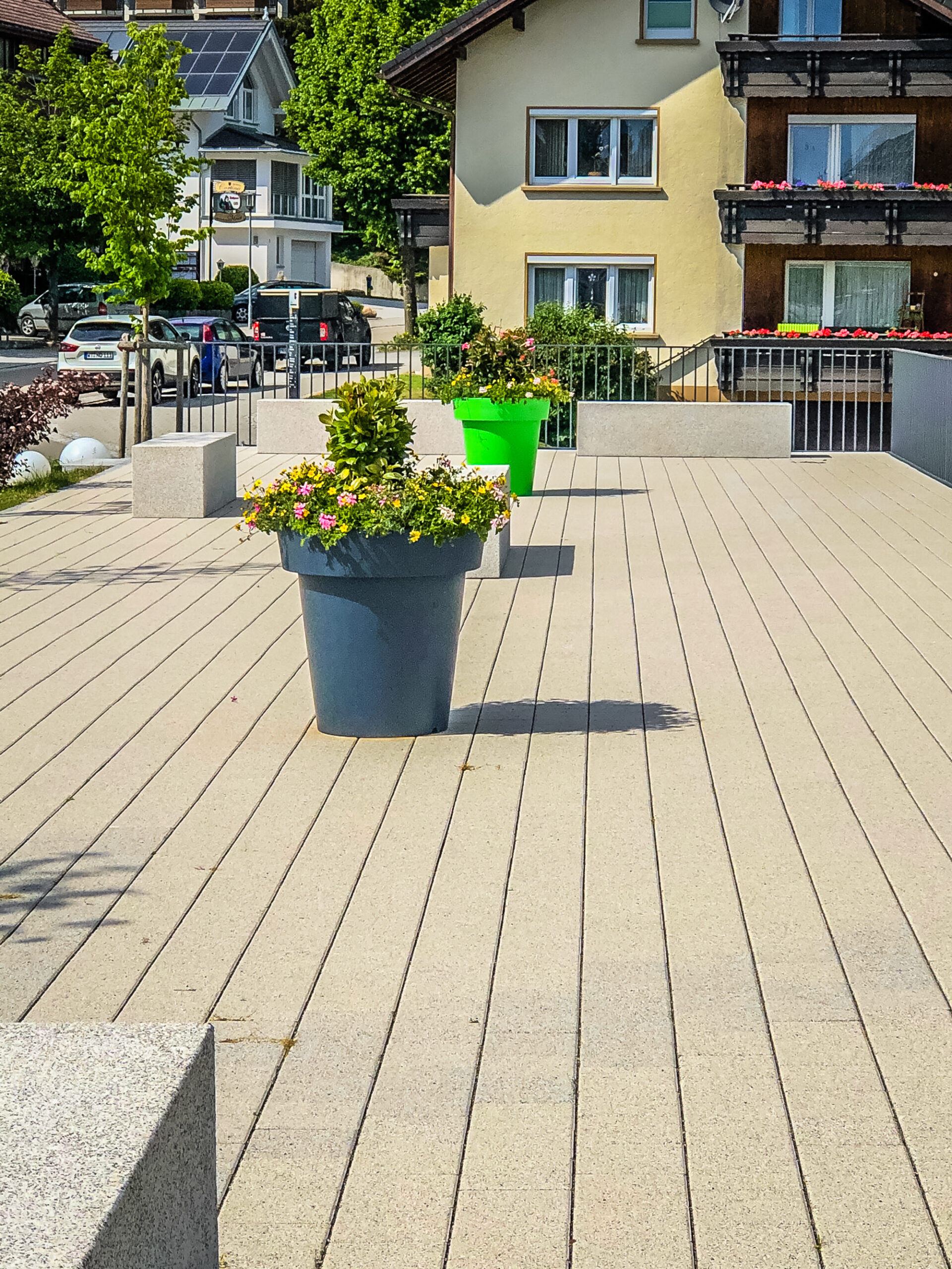 Large pots and plants on the terrace - Greenspired