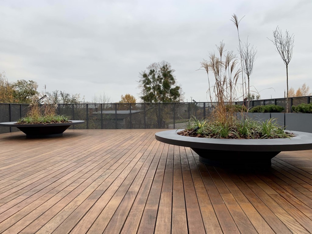 Large pots and plants on the terrace - Greenspired