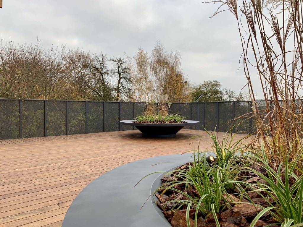 Large pots and plants on the terrace - Greenspired