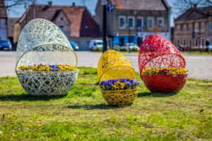 Easter inspirations: large urban Easter openwork eggs