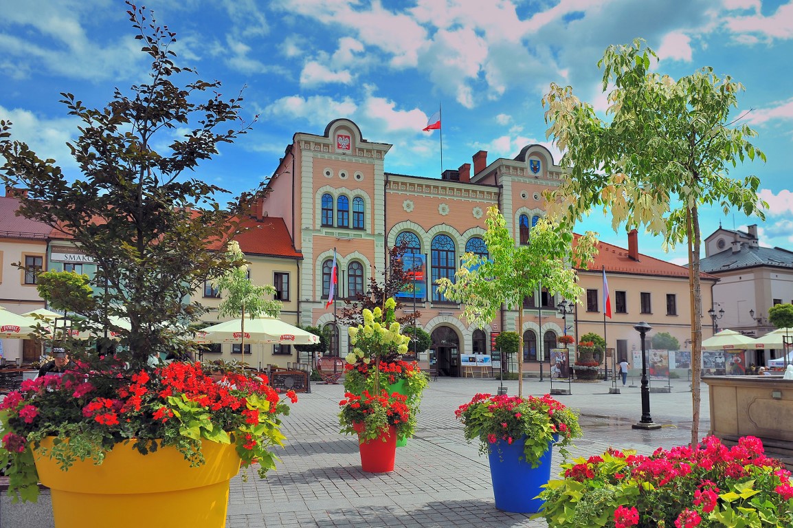 colourful-flowerpots-on the square