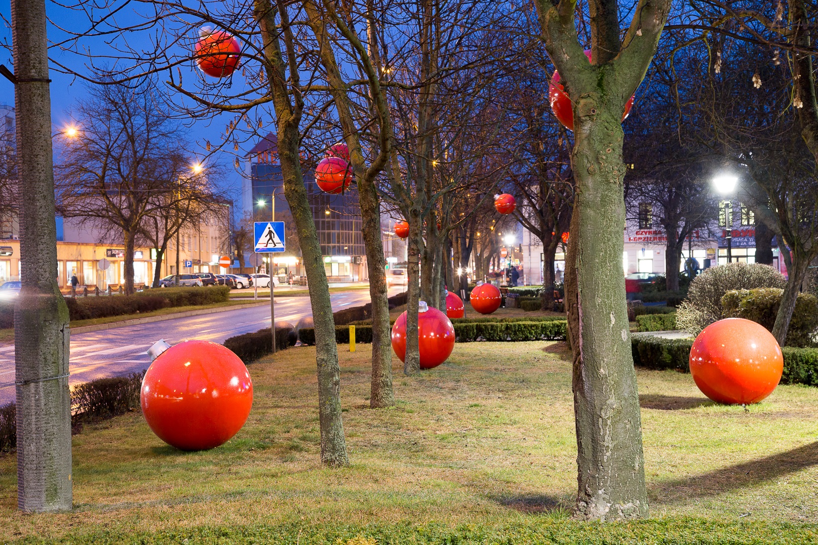 large-baubles-in-the-city