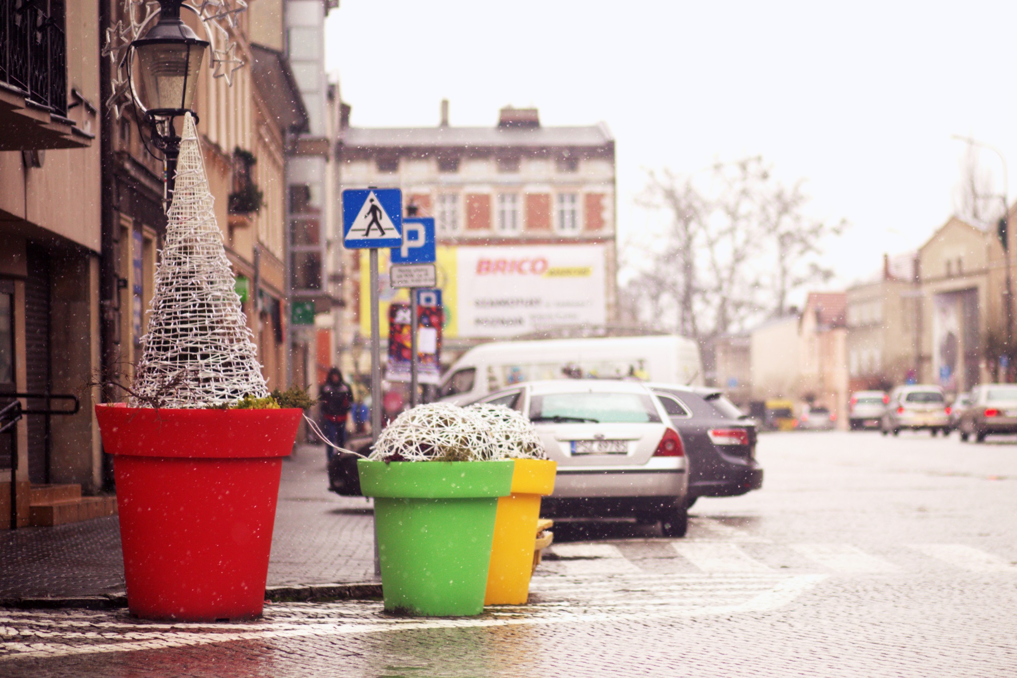 openwork-tree-and-ball-in-a-city-pot-christmas-decoration