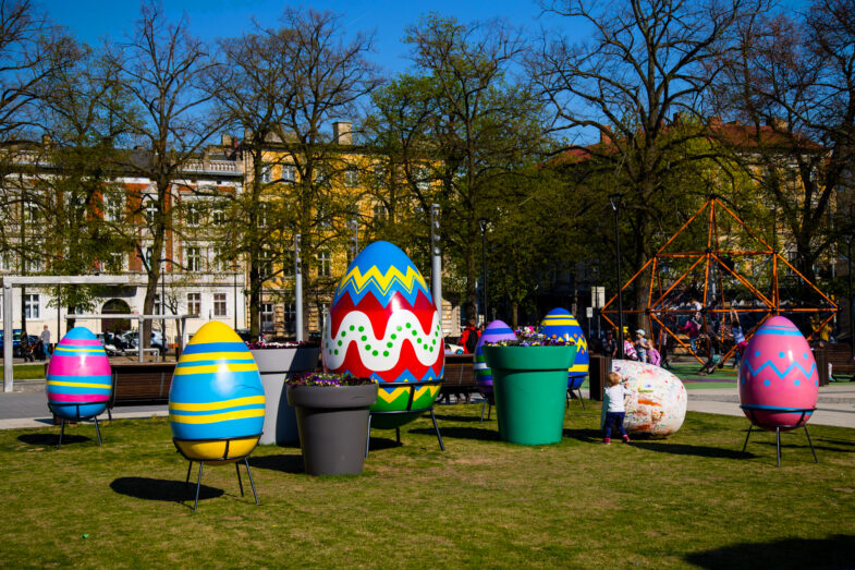 big-easter-eggs-and-big-pots-easter-decoration-gorzow