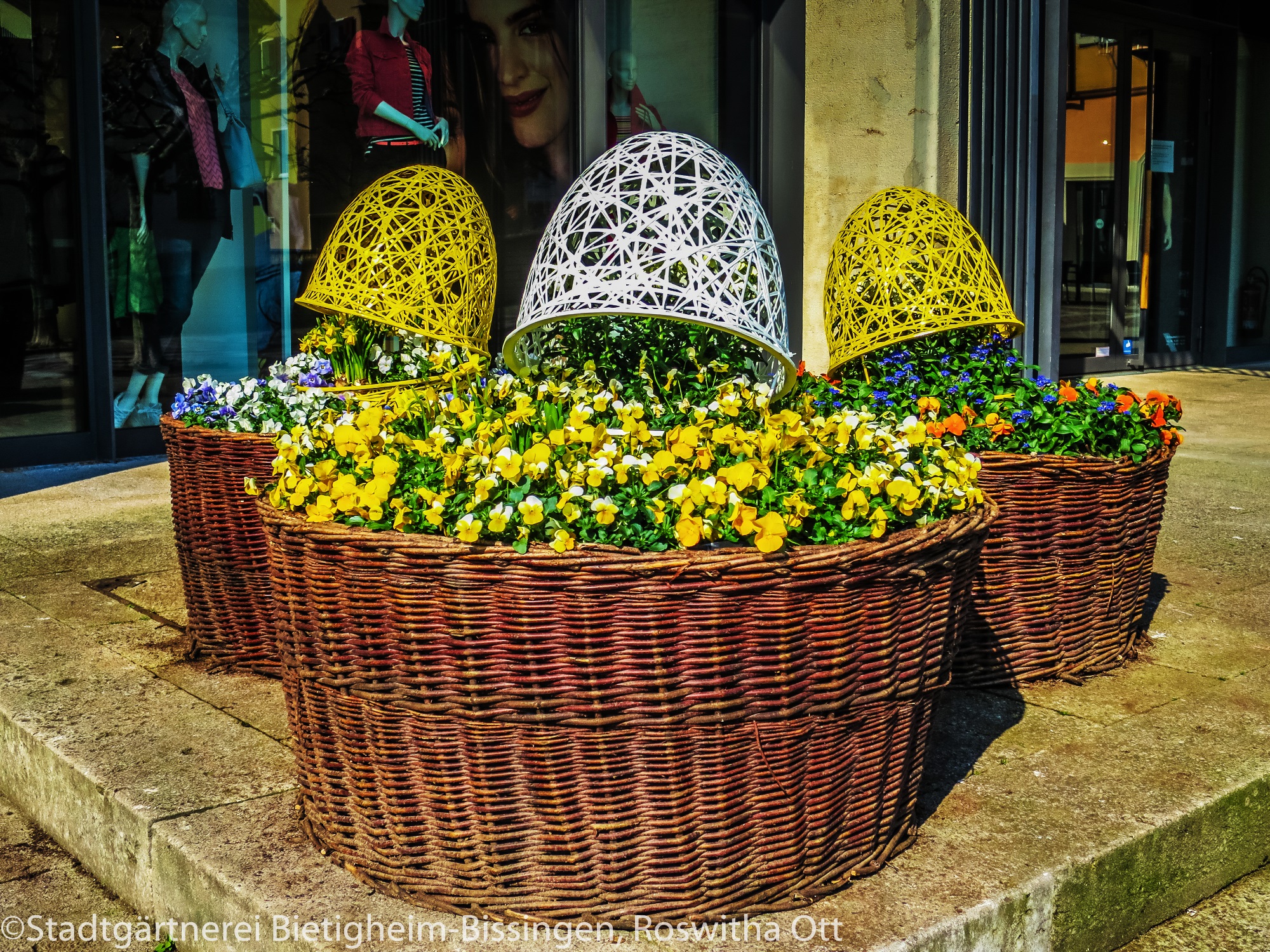 decorative-eggs-in-a-basket-with-flowers
