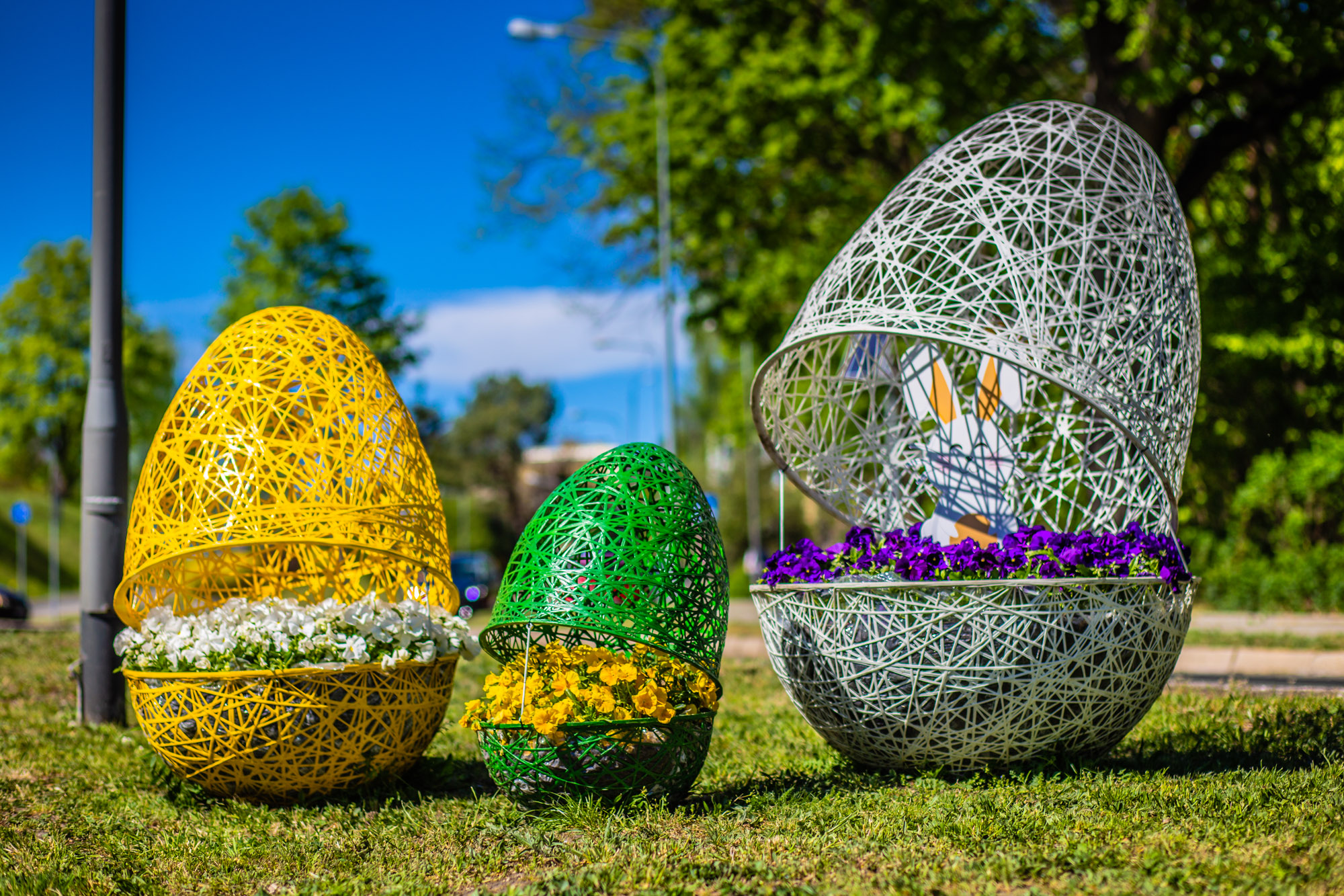 easter-istallation-decorative-eggs-with-spring-flowers
