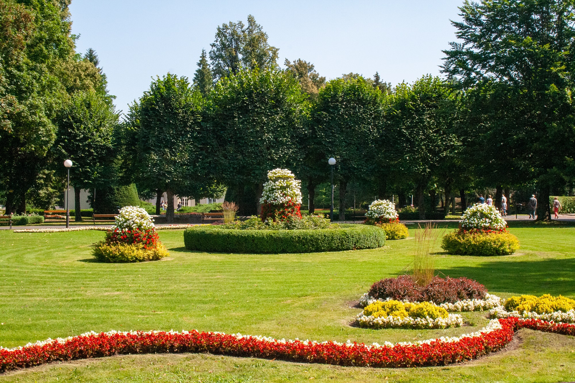 duszniki-zdroj-beautiful-square-flower-towers-landscaping
