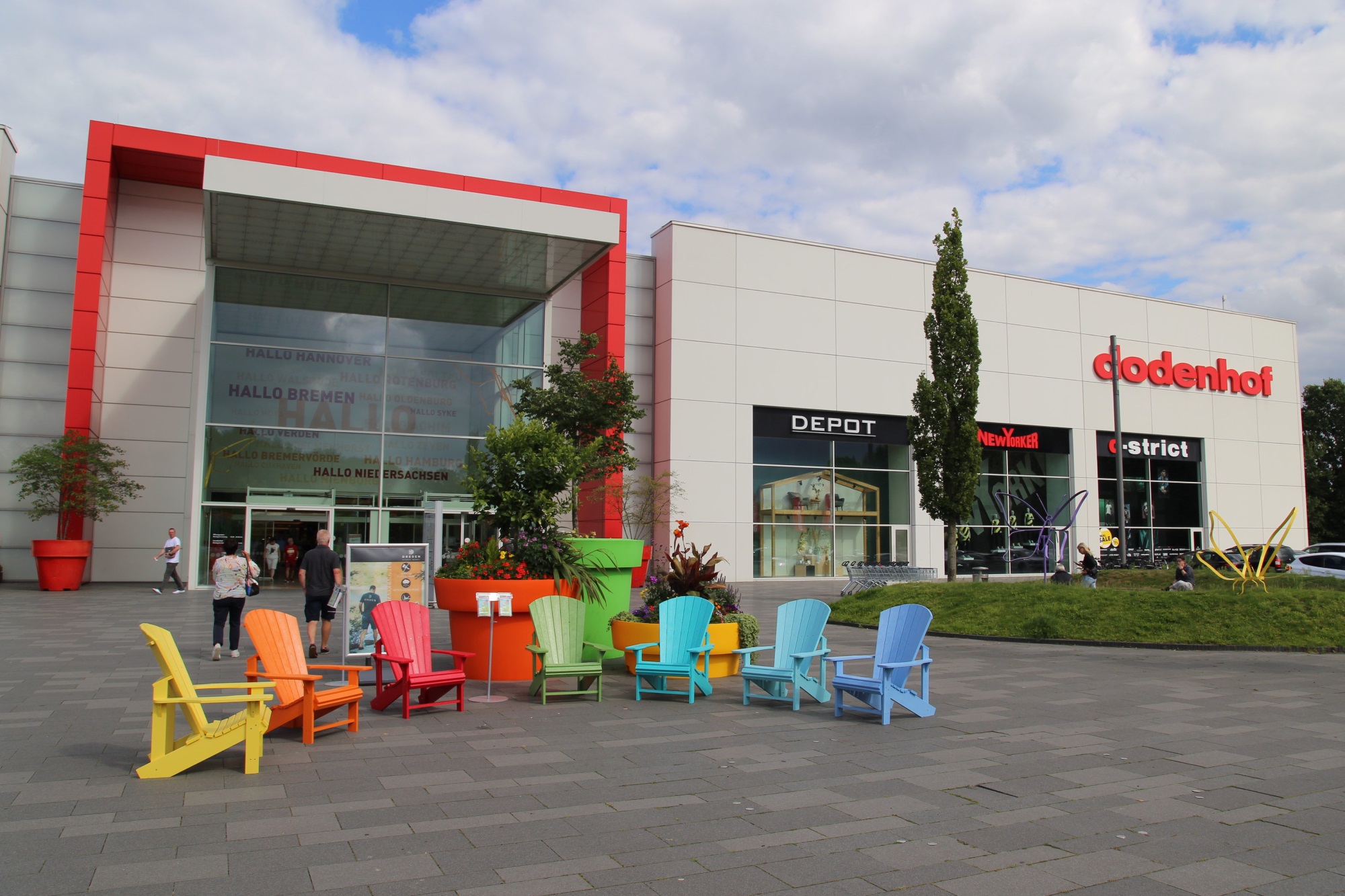 street-art-interesting-idea-for-arranging-the-shopping-mall-lanscape