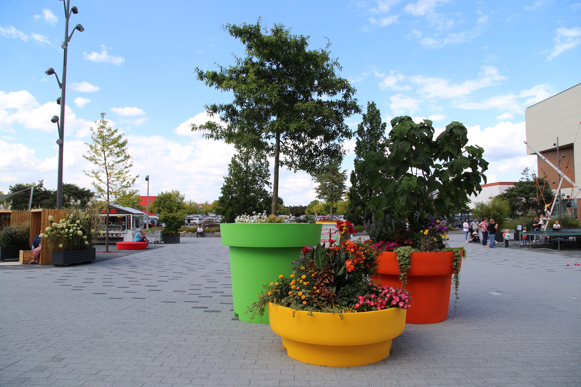 you-can-create-beautiful-point-gardens-with-large-planters