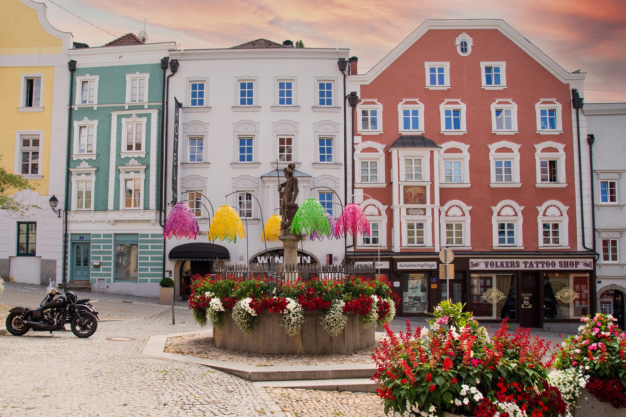 monument-and-summer-decorations