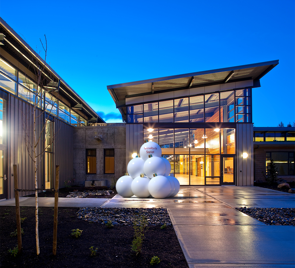 how-to-decorate-hotels-for-Christmas-pyramid-of-bubbles