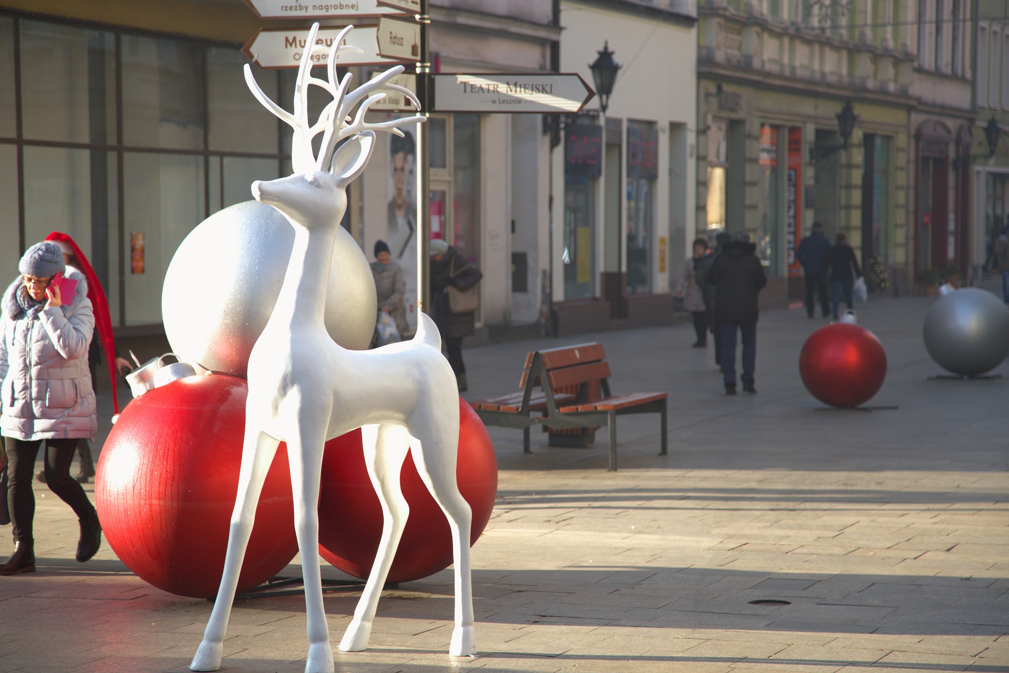 leszno-piramid-of-christmas-baubles-diameter-100-cm