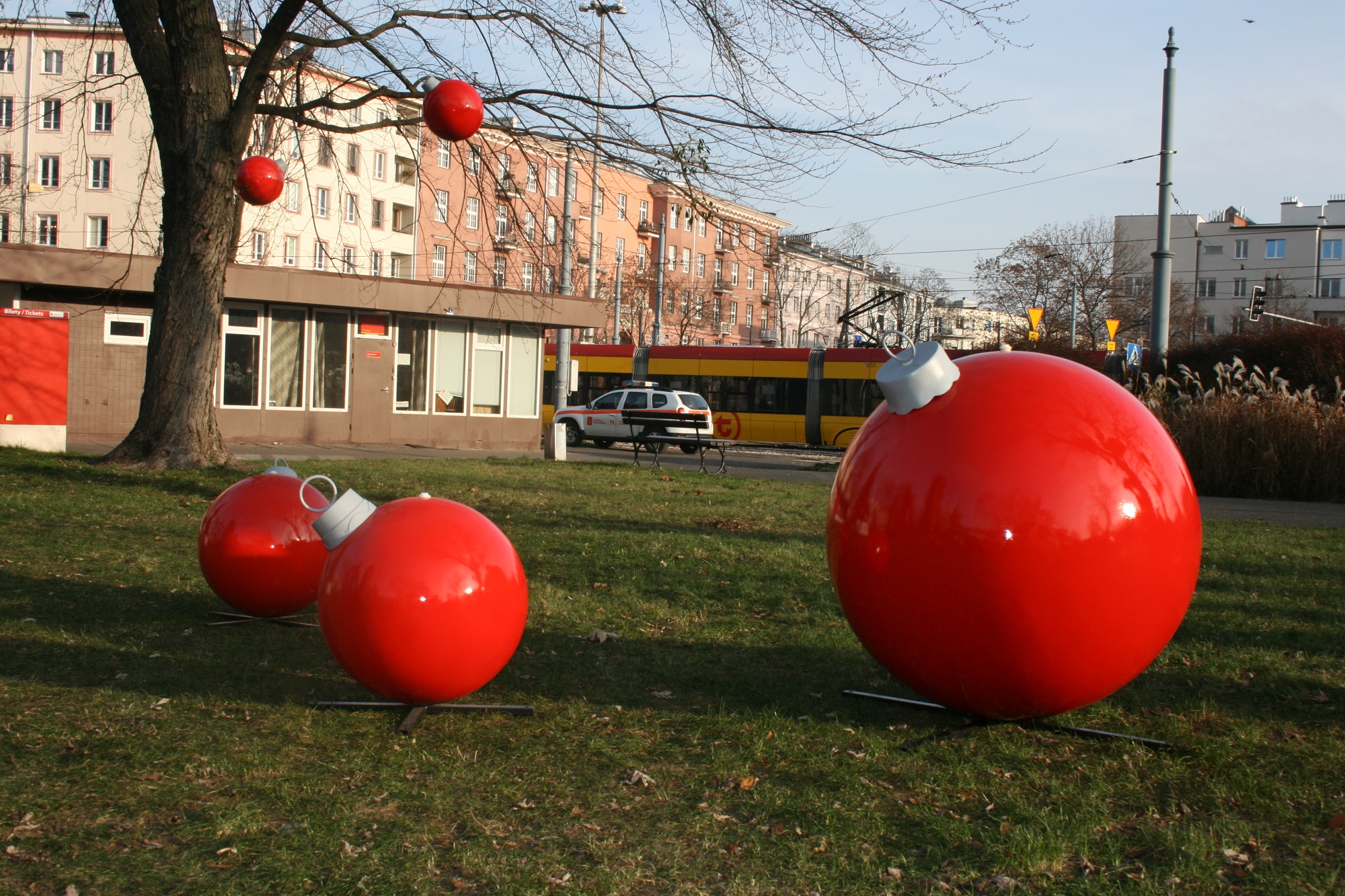 warsaw-oversized-christmas-decoration-standing-100-60-cm- baubles-xxl-hanging-60-cm