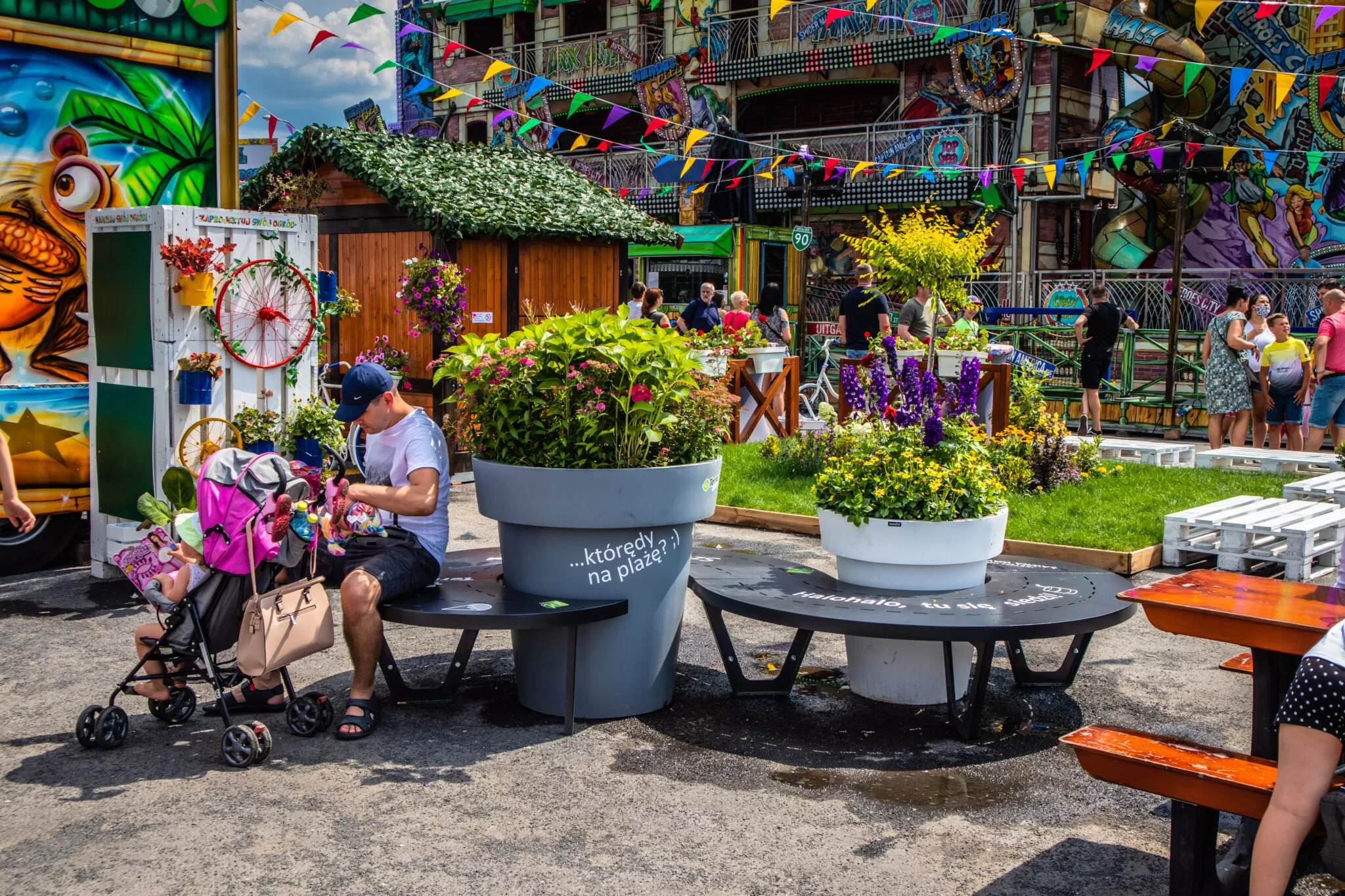 People relaxing on the Wave bench (combined with Gianto pots)