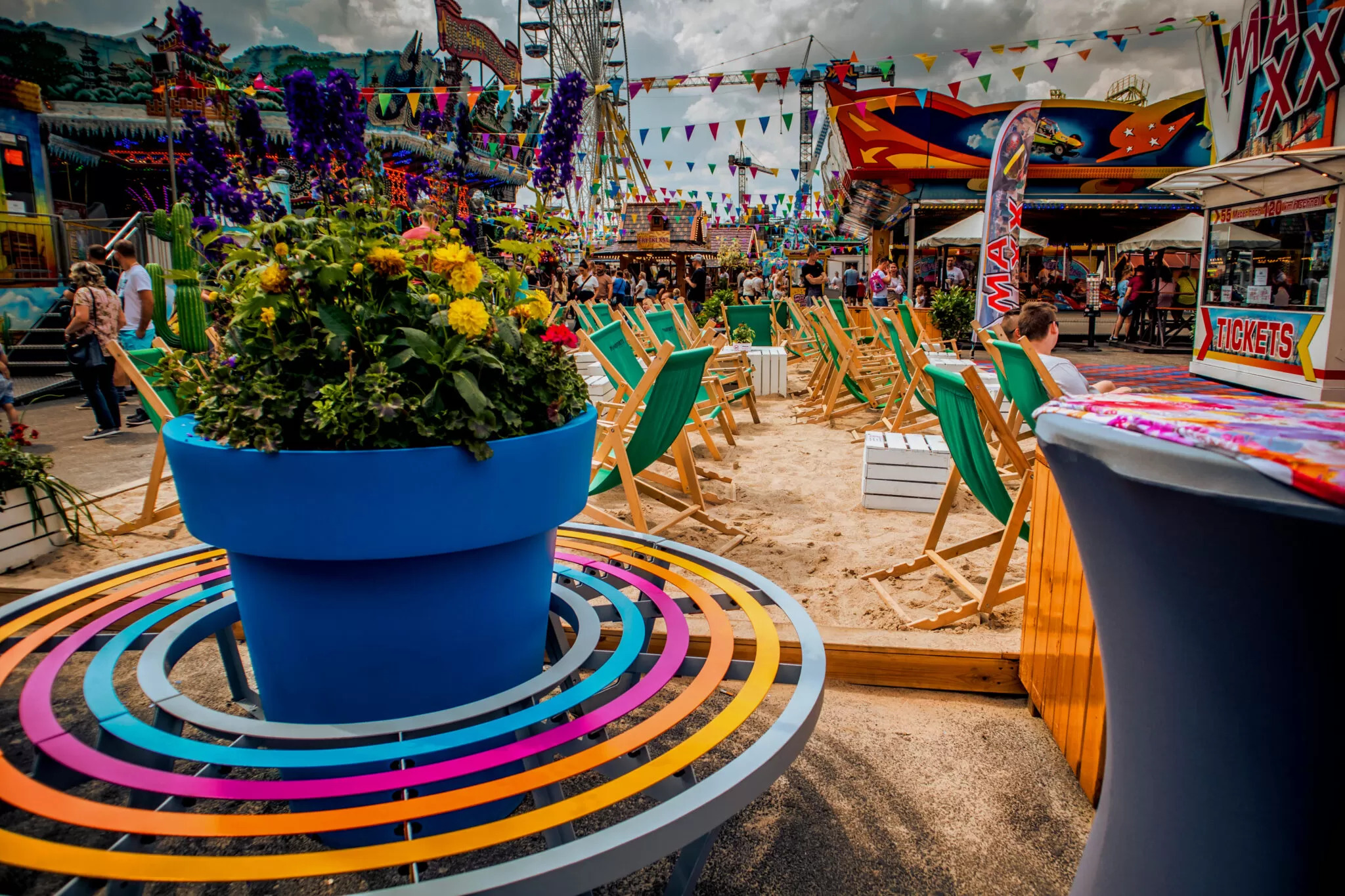 Colorful Zebra bench around Gianto pots (Terra Group)